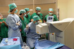 Photo d'étudiants en ophtalmologie devant l'équipement laser femtoseconde