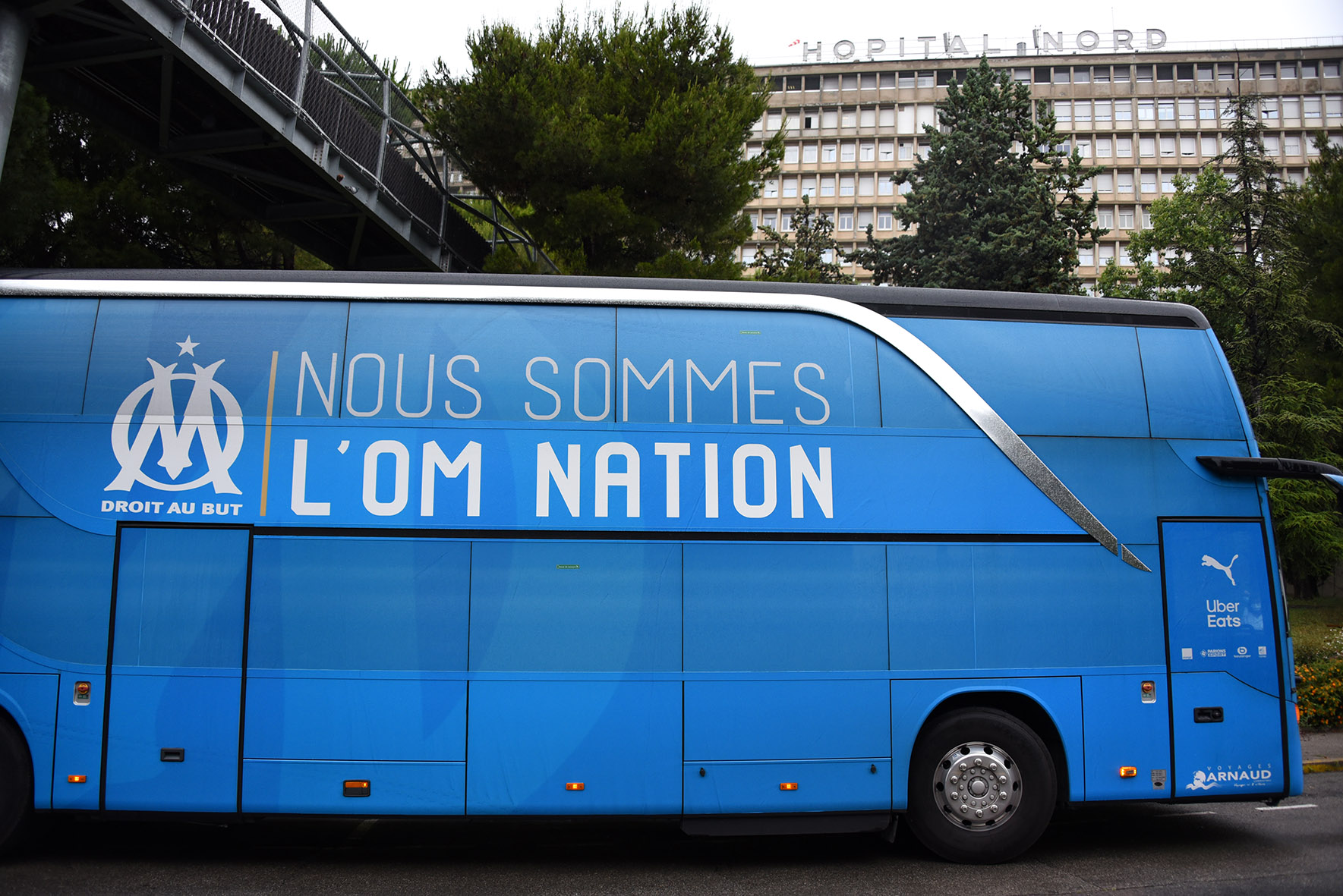 Visite du car de l'Olympique de Marseille aux Hôpitaux Universitaires de Marseille - Nord
