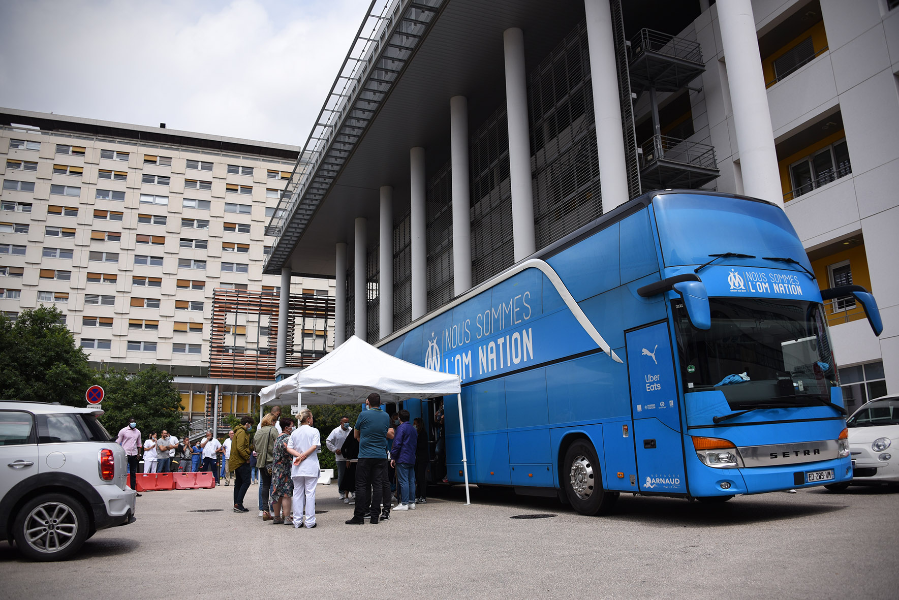 Visite du car de l'Olympique de Marseille aux Hôpitaux Universitaires de Marseille - Timone
