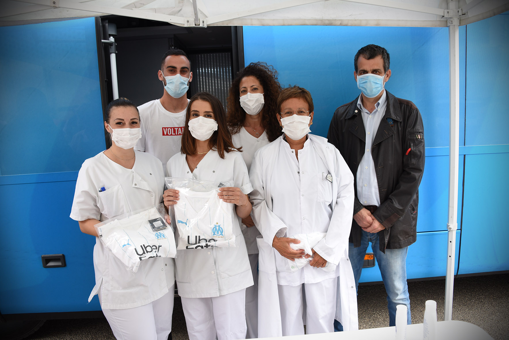 Visite du car de l'Olympique de Marseille aux Hôpitaux Universitaires de Marseille - Timone