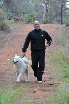 Serge se promène dans les bois avec son chien