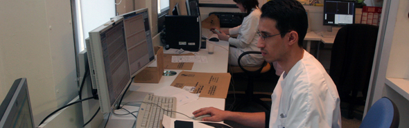 Photo Radiologue sur son ordinateur