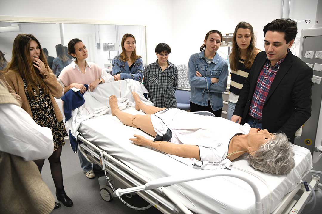 Interne en formation supervisé lors d'un atelier d'exploration médullaire avec un mannequin.