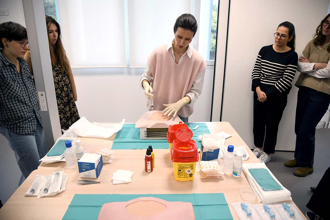 Démonstration de procédure d'exploration médullaire sur un mannequin avec du matériel médical.