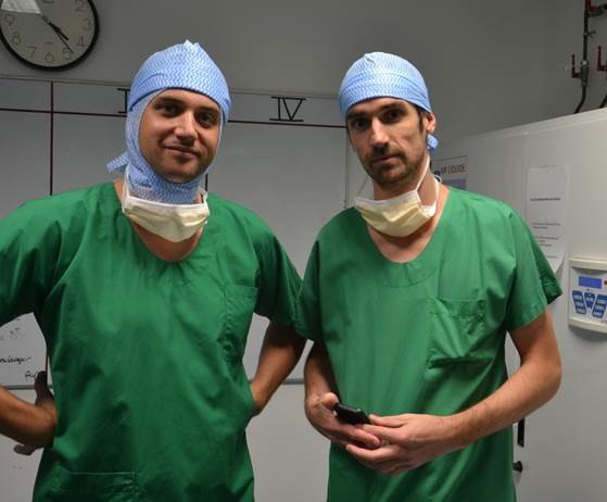 Les Drs Matthieu Ollivier (MCU-PH service Pr Argenson, AP-HM) et Camille Steltzlen (PH service Dr Pujol Versailles).