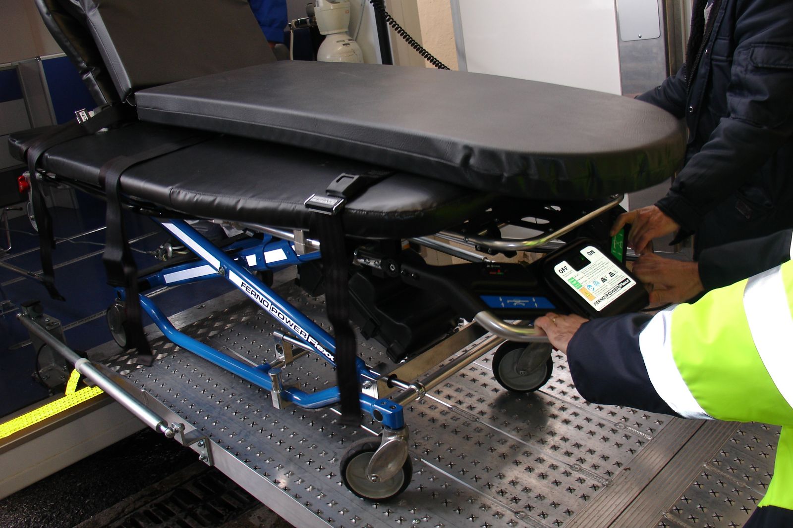 Brancard dans l'ambulance bariatrique du Samu13