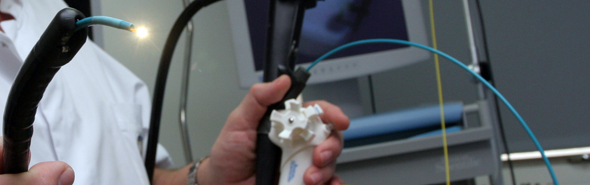 Médecin utilisant un endoscope à l'unité d'hépato-gastroentérologie de l'Hôpital de la Timone, AP-HM, pour un examen médical.